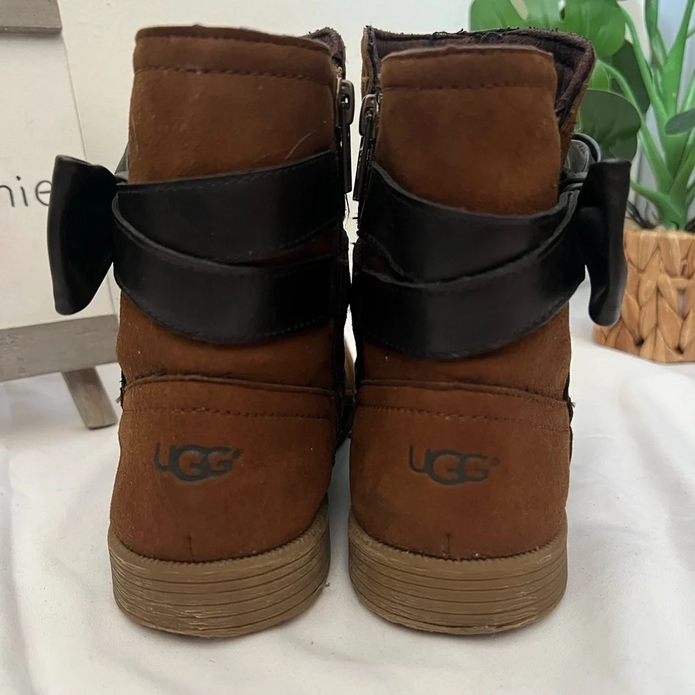 Ugg Joanie bow ankle boot for kids in cognac and dark brown. Size 3
